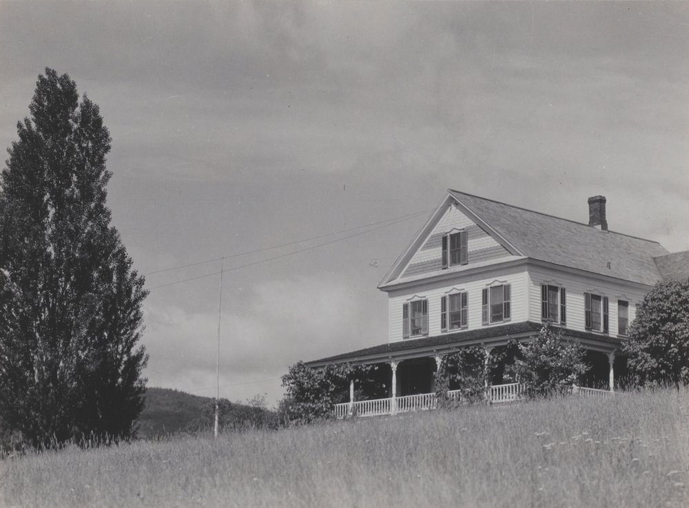 Haus auf dem Hügel, Lake George von Alfred Stieglitz
