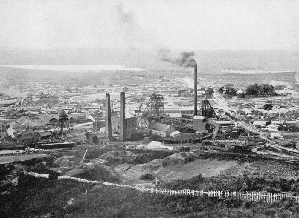 Die Tasmania-Goldmine, Beaconsfield, Tasmanien, um 1900, aus „Under the ...