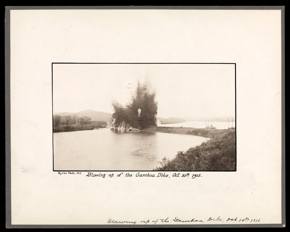 Ansicht der Explosion bei der Sprengung des Gamboa-Damms während des Baus des Panamakanals, 10. Oktober 1913 von Byron Company