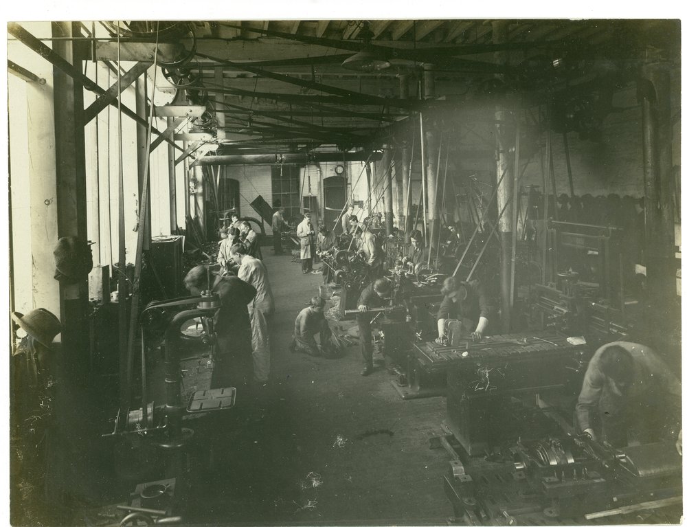 Die Reparaturwerkstatt, Teppichfabrik, 1923 von English Photographer