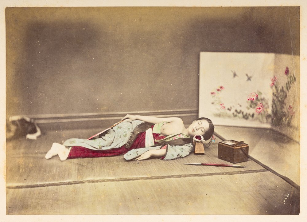Schlafende Japanerin, Studioaufnahme einer schlafenden jungen Japanerin mit entblößter Brust und auf einem Holzkissen ruhendem Kopf. Fotograf: unbekannt. Lucas-Sammlung: Fotografische Dokumentation der Weltreise von Charles James und Morton P, von English Photographer