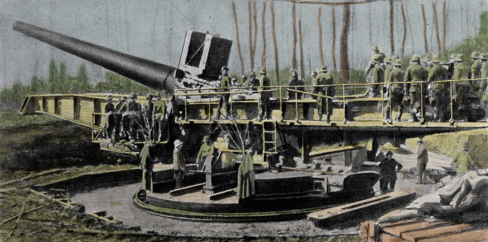 Oft mit der Dicken Bertha verwechselt, ist das Paris-Geschütz (Wilhelmgeschütz) das geheimnisvollste der deutschen Geschütze des Ersten Weltkriegs. Kaliber 210 mm; Länge 36 m; Reichweite 126 km; Gesamtgewicht 750 T; Geschossgewicht 105 kg bei 1600 m/s. 19 von German School