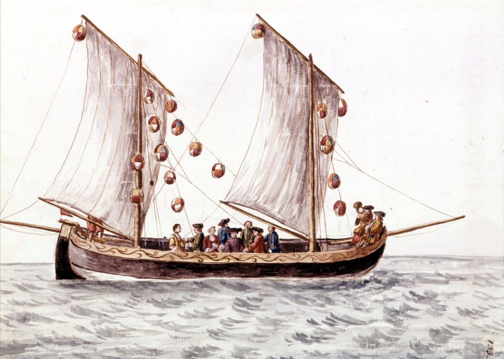 Ein venezianischer Trabac mit Laternen, Fischerboot, das in flachen ...