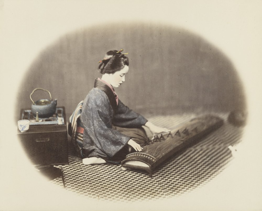 Frau spielt ein Koto von Japanese Photographer