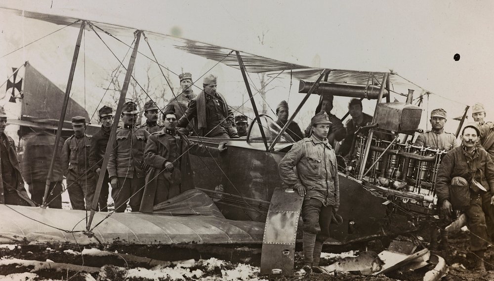 Album "Meine Weltkriegs-Erinnerungen Südwestfront (Kärnten, Italien, Südtirol) 31/03/1915-12/11/1918 - Josef Zohles Wien": Österreichische Soldaten mit einem M von Josef Zohles