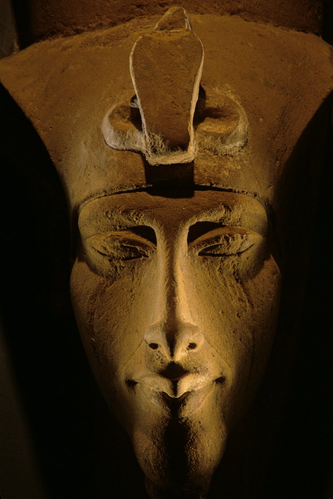 Kolossalstatue von Echnaton, Amenhotep IV, Ägyptisches Museum, Kairo, Neues Reich, Pharao von Kenneth Garrett
