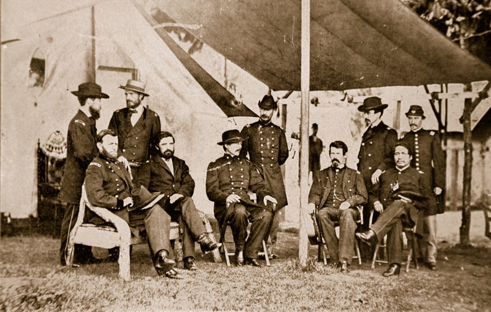Generäle Grant, Badeau, Rawlins, Comstock und Porter, und Oberste Duff, F. D. Dent, Robinett und Parker, 1861-65 von Mathew B. Brady