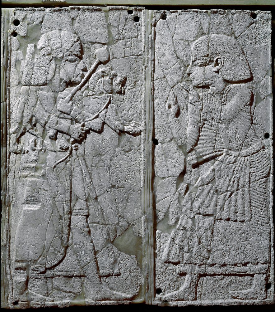 Phönizische Zivilisation: Bettverzierung mit einem Elfenbein-Flachrelief, das einen Wächter darstellt, der dem König einen Löwen vorführt. Von der Stätte Ugarit, einer antiken syrischen Stadt auf dem Tell Ras Schamra. 14. Jahrhundert v. Chr. Maße 24 cm. von Phoenician