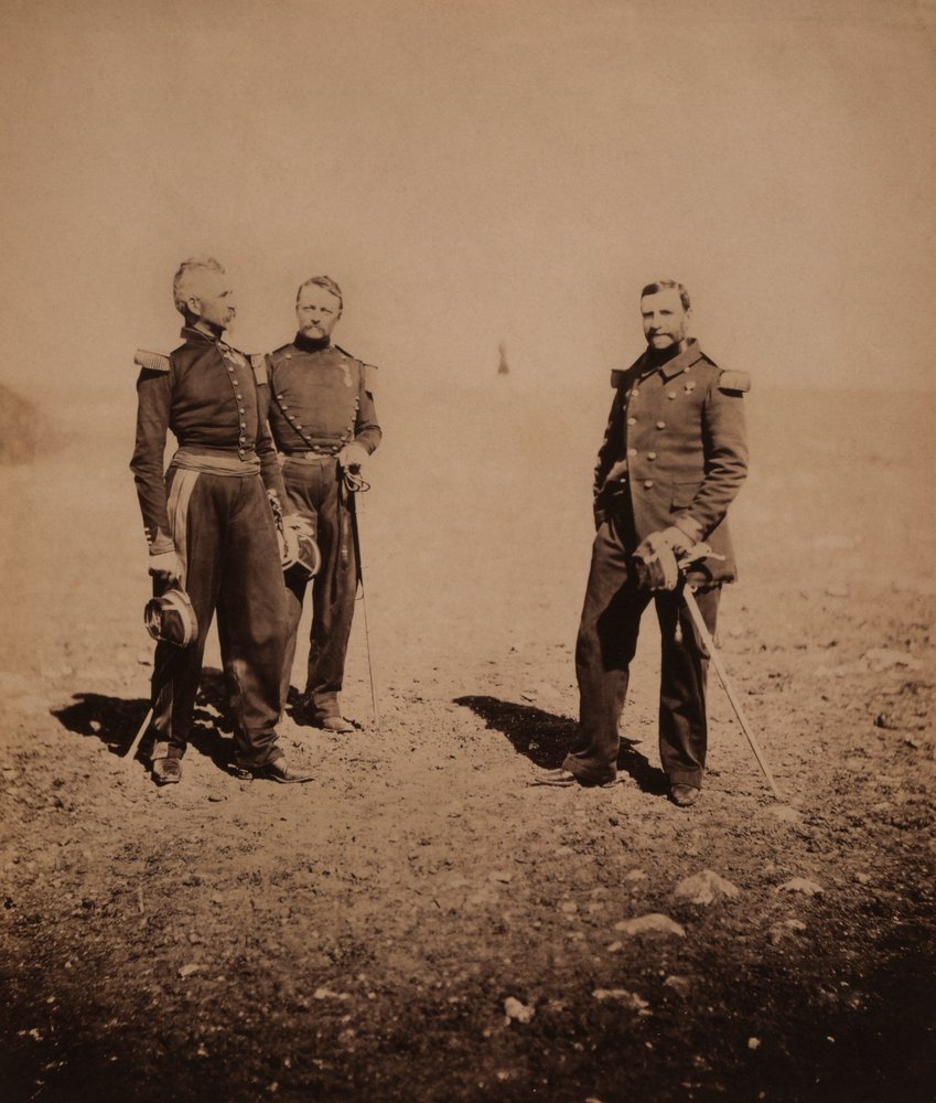 Die französischen Generäle Labousinière und Beuret, mit einem dritten Offizier stehend, Krimkrieg, Krim, Ukraine von Roger Fenton
