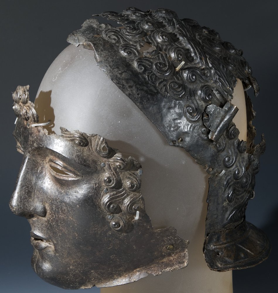 Paradehelm und Gesichtsmaske, vom römischen Standort in Newstead, Melrose, spätes 1. Jahrhundert n. Chr. (Eisen) von Roman