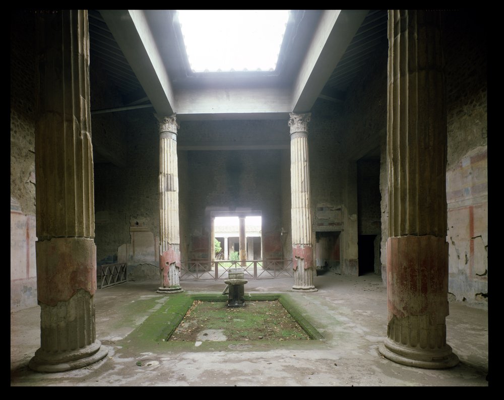 Das Impluvium im Haus der Silberhochzeit von Roman, image size:1000x794