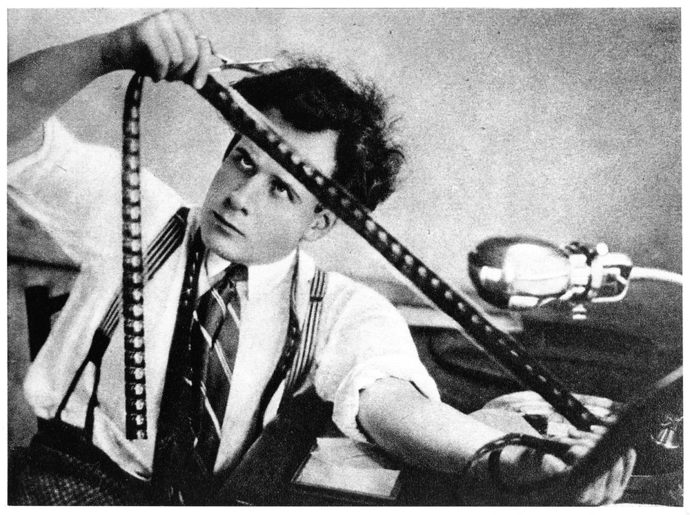 Sergei Eisenstein (1898-1948) beim Schnitt des Films Oktober, 1928, aus Serge Eisenstein, Reflexions d