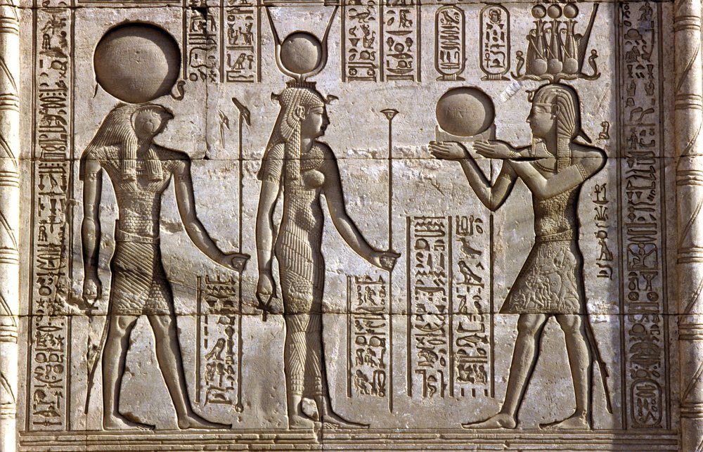 Altes Ägypten, Wandmalerei/Schnitzerei, Horus und Isis empfangen eine Opfergabe vom Pharao, Hathor-Tempel, Dendera von School Egyptian