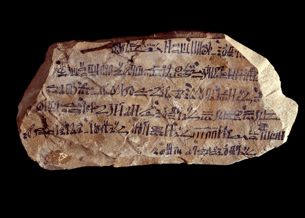 Kunst des alten gypten: Ostrakon (oder Ostracon) (Plural: Ostraka)  hieratisch (Tonscherben, auf denen heilige Dinge geschrieben sind). Neues  Reich ...