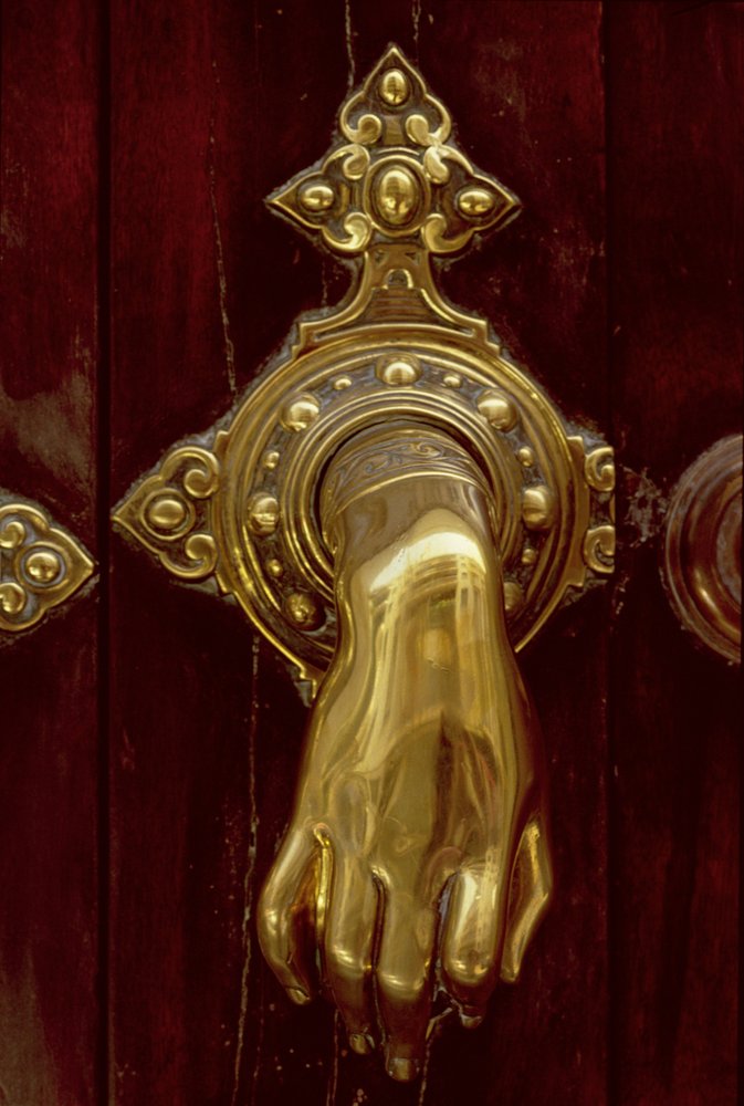 Türklopfer in Form einer Hand (Messing) (Detail von 141228) von School Spanish