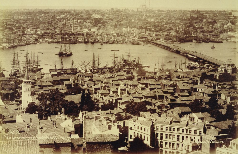 Panorama mit Blick über Istanbul und den Bosporus, ca. 1890 von Sebah and Joaillier