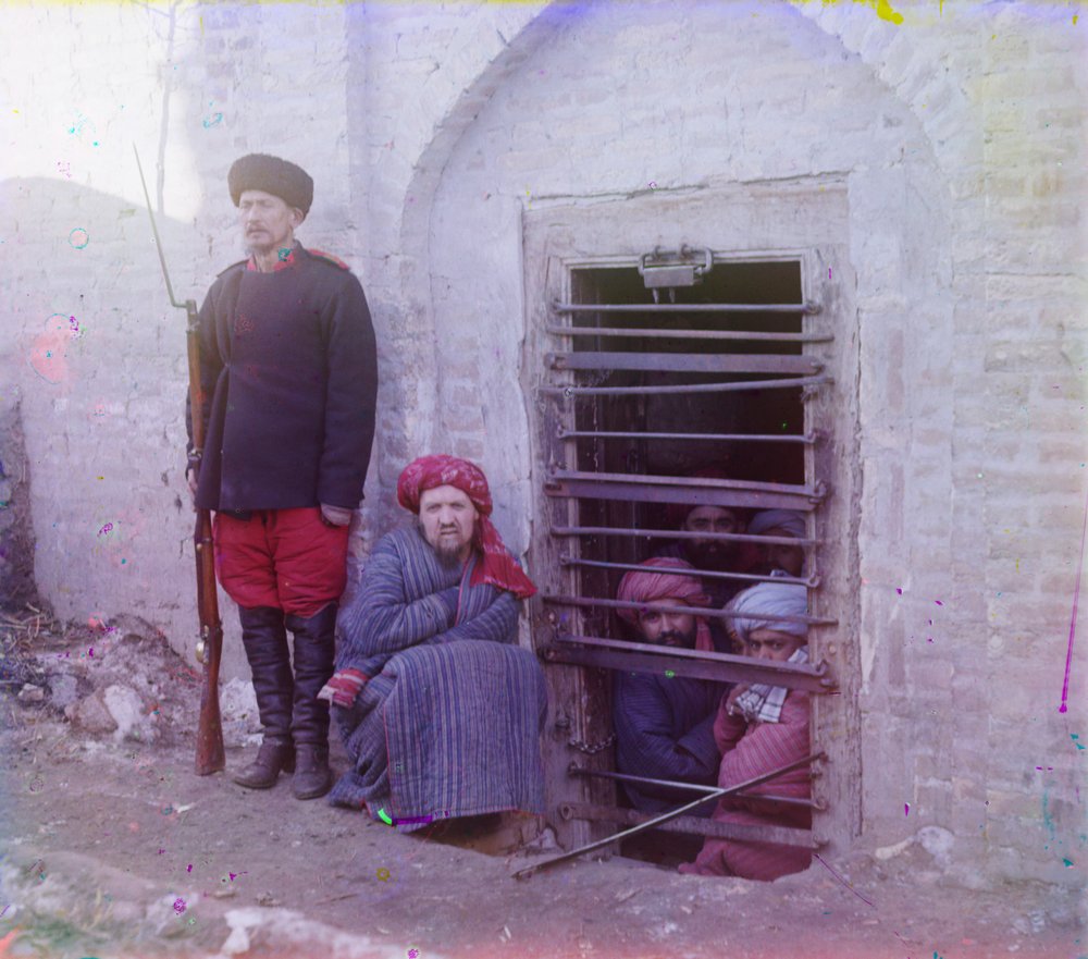 Zindan (traditionelles zentralasiatisches Gefängnis) mit uniformiertem Wächter, wahrscheinlich Buchara von Sergey Prokudin-Gorsky