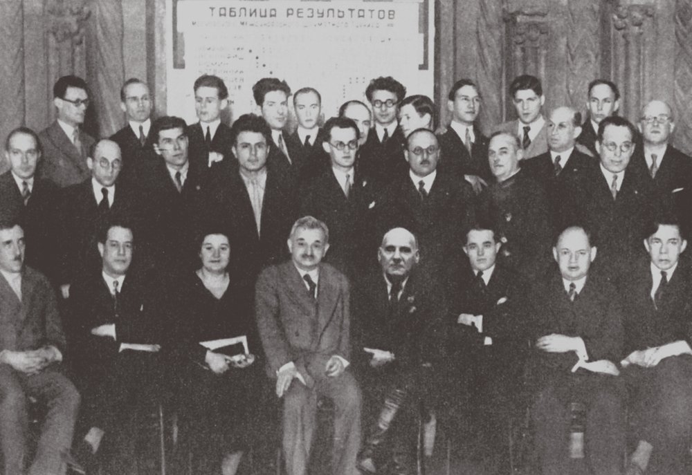 Gruppenporträt der Teilnehmer des Zweiten Internationalen Schachturniers, Moskau 1935, 1935 von Unbekannt