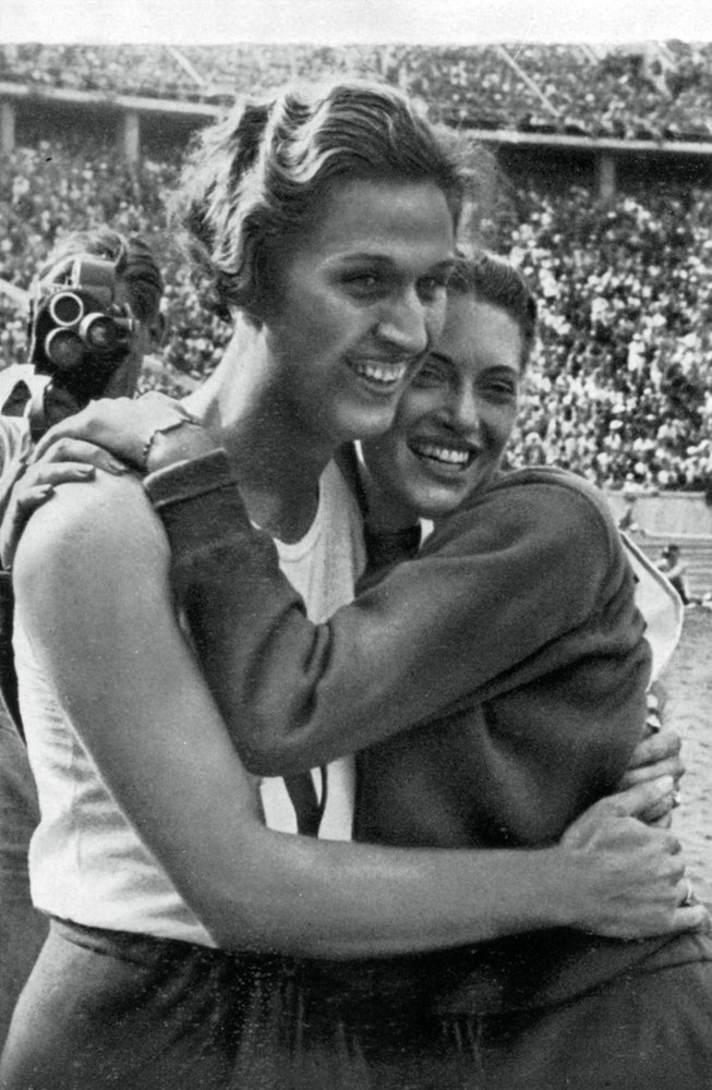 Helen Stephens und Alice Arden, amerikanische Athletinnen, Olympische Spiele Berlin, 1936 von Unbekannt
