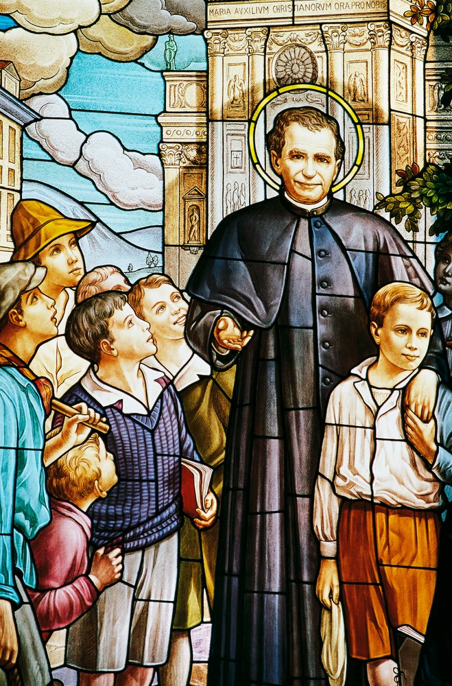 Don Bosco und Kinder, Glasfenster, Colle Don Bosco Heiligtum, Castelnuovo Don Bosco, Piemont, Italien von Benjamin Baud