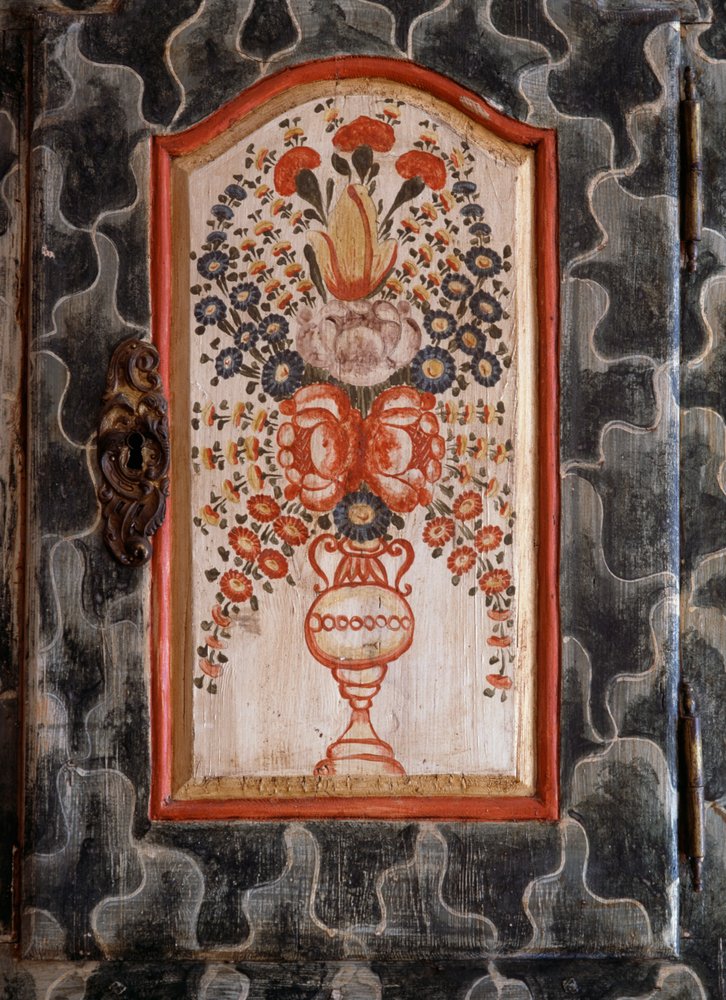 Tür eines handgefertigten Holzschranks mit handbemalter Blumendekoration, San Giovanni, Trentino-Südtirol, Italien, Detail von William M. Timlin
