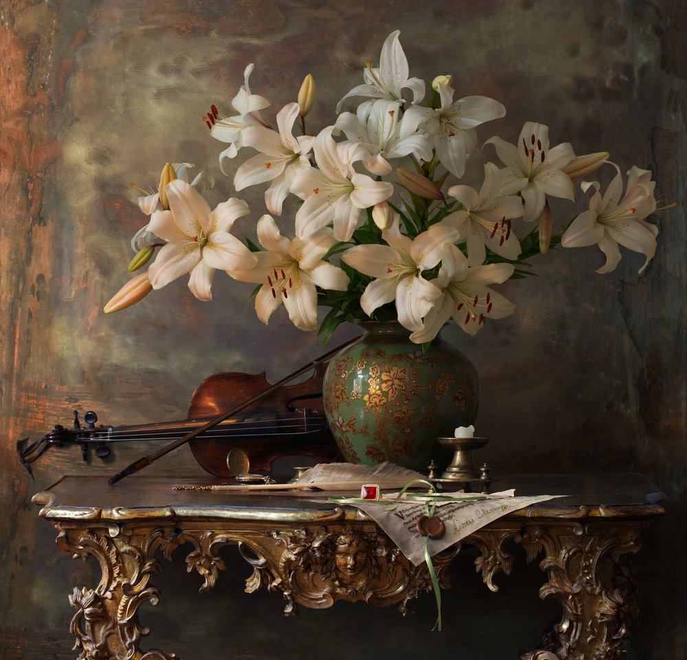 Elegante Lilien und Violine von Andrey Morozov