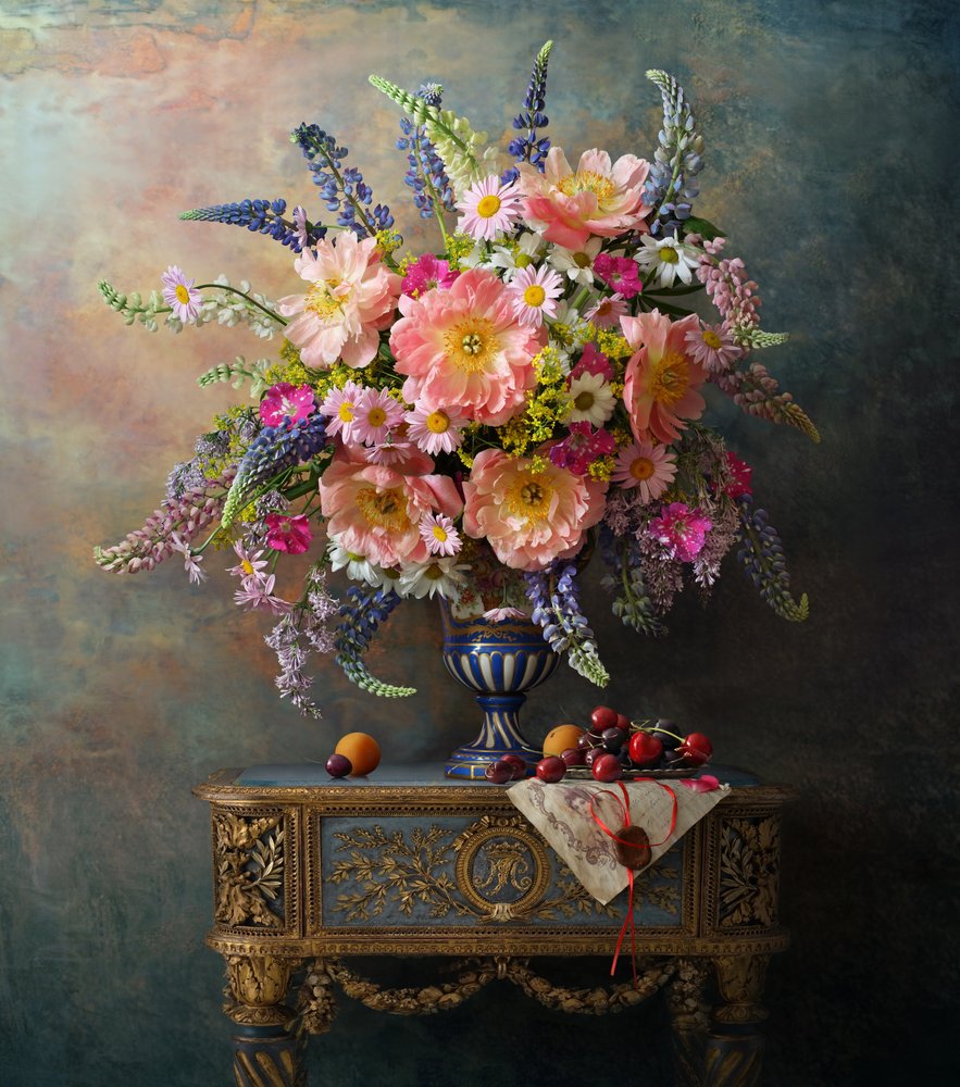 Opulentes Pfingstrosen Stillleben von Andrey Morozov