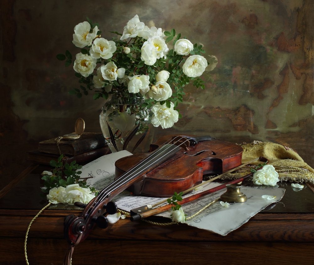 Weiße Rosen und Violine von Andrey Morozov