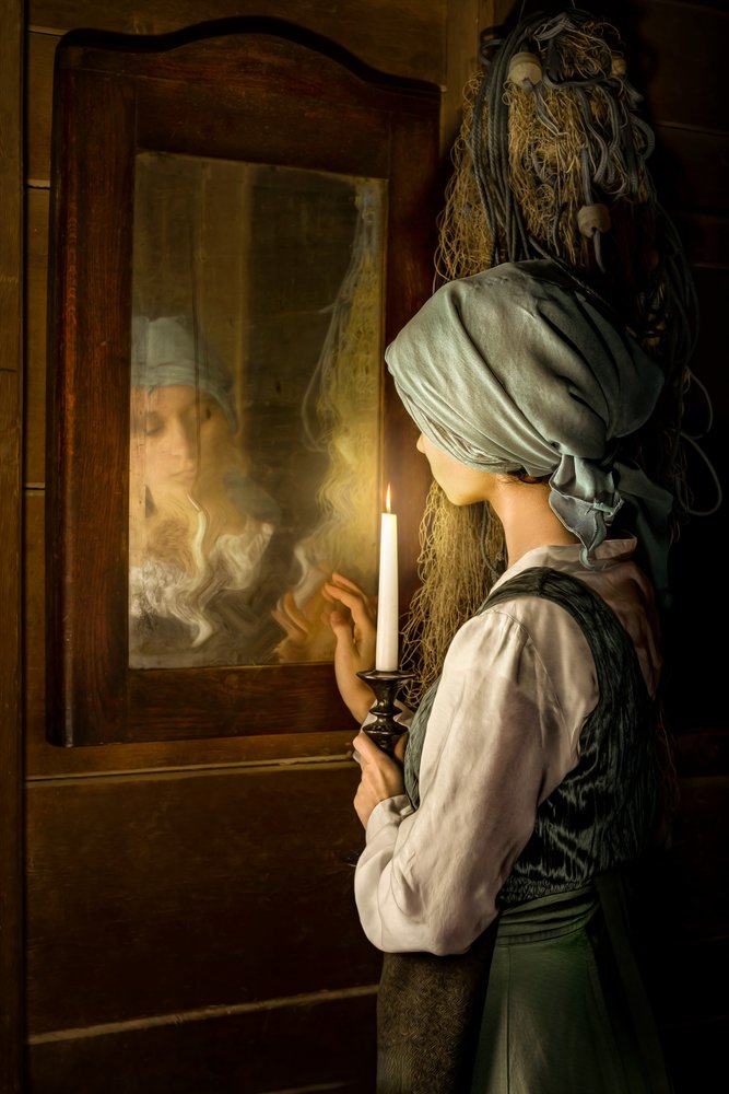 Kerzenlichtspiegelung einer Frau von Andrzej Lisowski