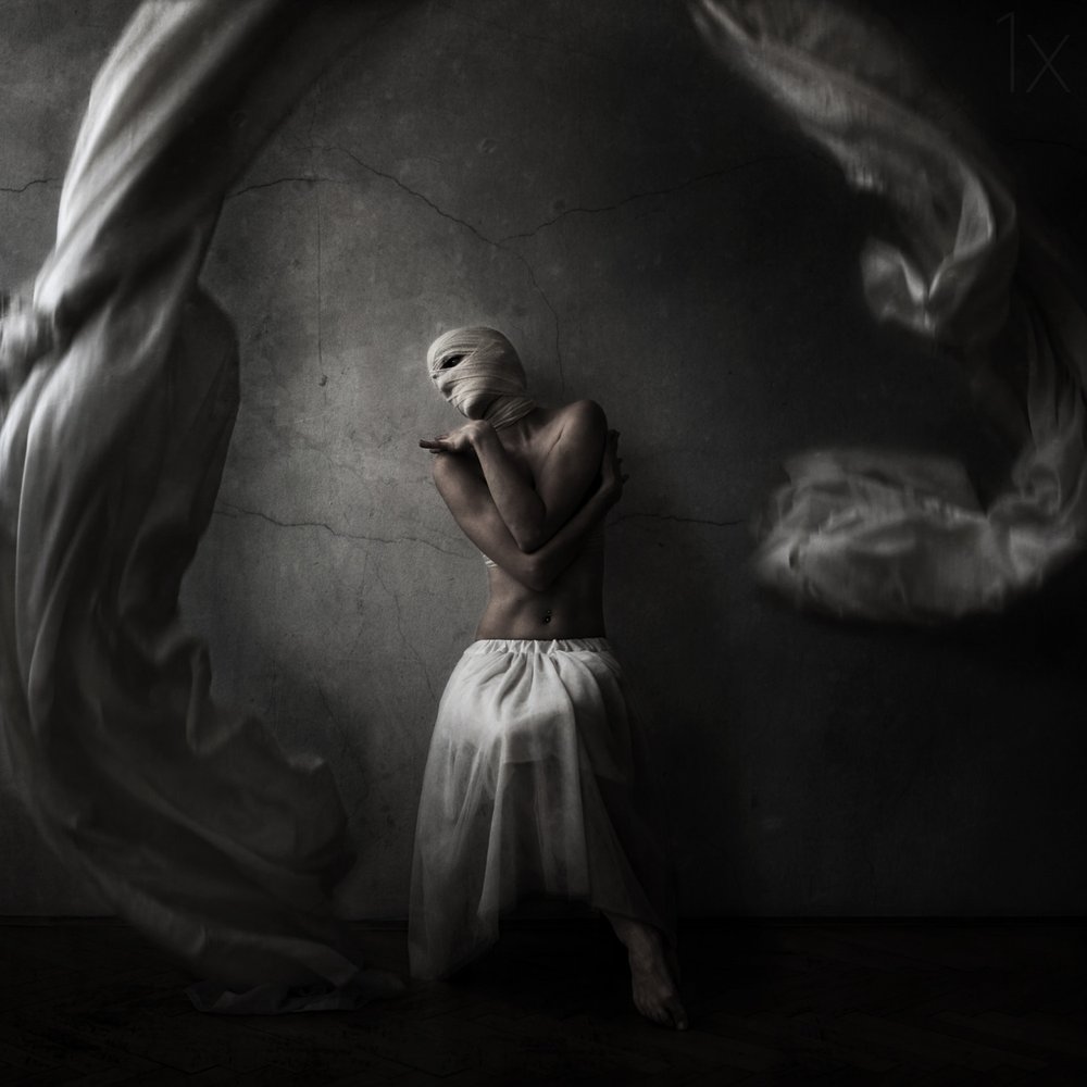 Dramatische eingewickelte Figur von Anja Matko
