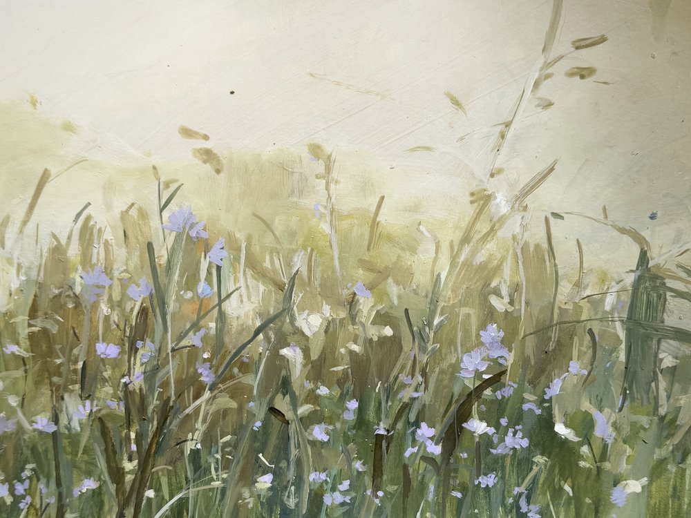 Blaue Blumen auf der Wiese von Arohika Verma