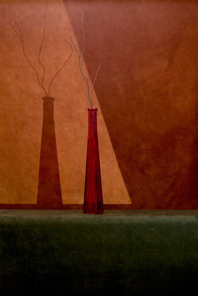 Schattenspiel mit roter Vase von Brig Barkow