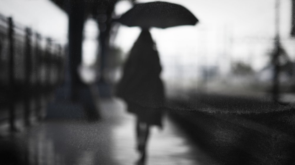 Einsame Gestalt im Regen von Che Abu Bakar