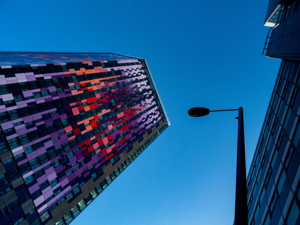 Buntes Wolkenkratzerdesign von Chris Hamilton