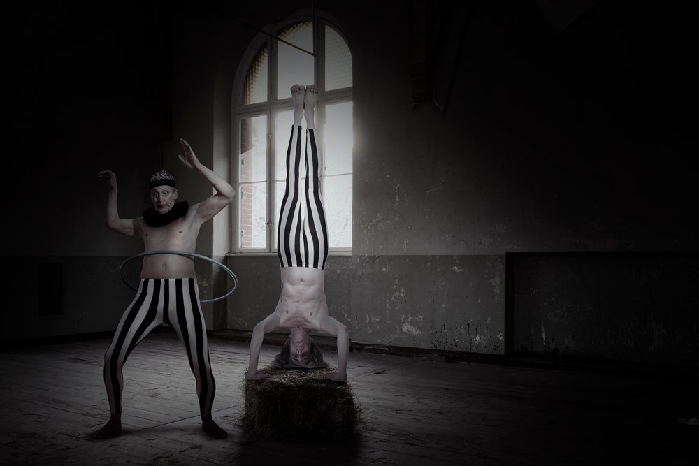 Dunkler Zirkus-Handstand von Christine von Diepenbroek
