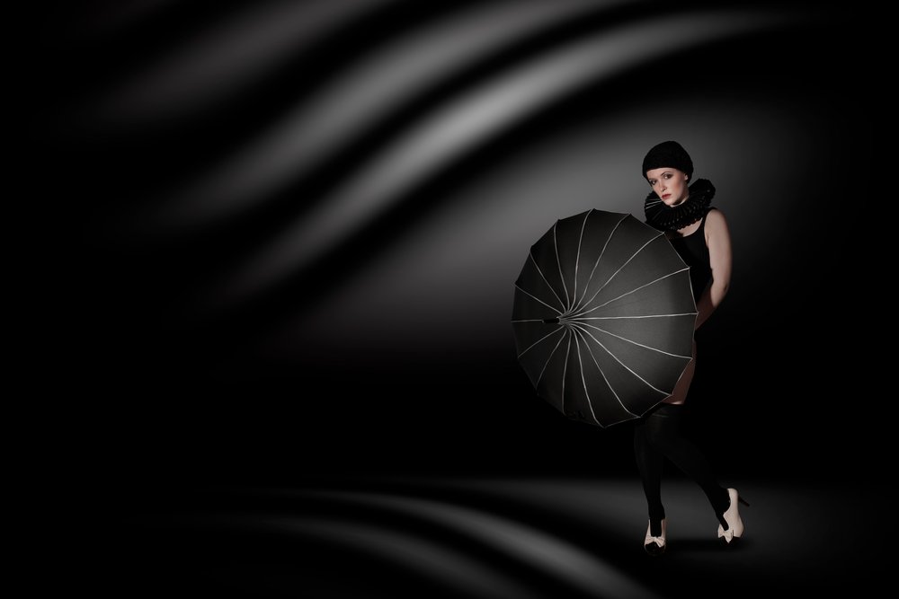 Elegante Frau mit Regenschirm von Christine von Diepenbroek