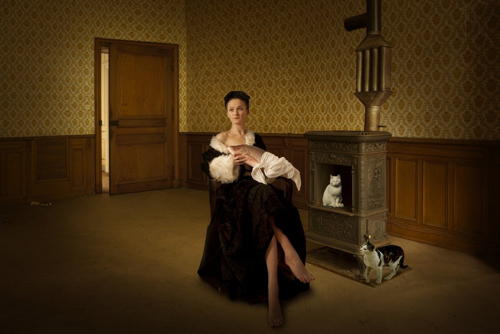 Elegante Frau mit Katzen von Christine von Diepenbroek