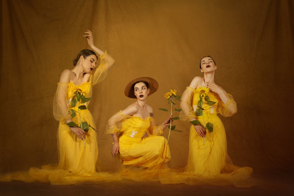 Ätherische Sonnenblumenfrauen von Christine von Diepenbroek
