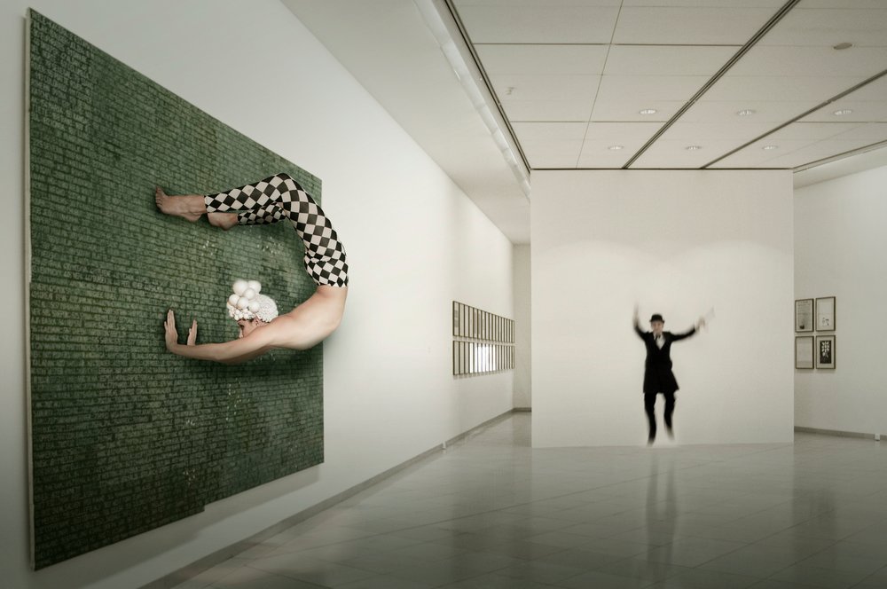 Surrealer Museumsdarsteller von Christine von Diepenbroek