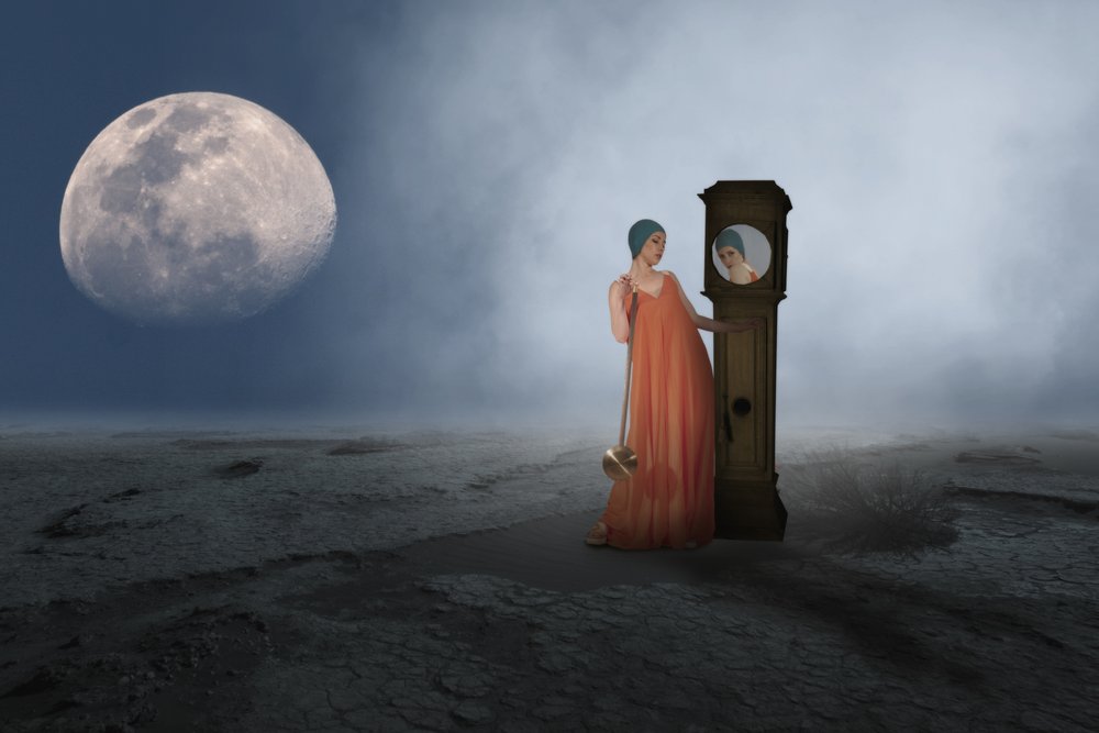 Frau Mond Uhr Spiegelung von Christine von Diepenbroek
