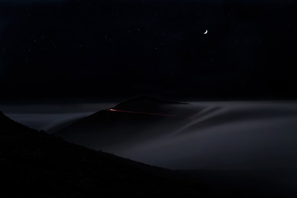 Neblige Nacht auf der Bergstraße von Chuanxu Ren