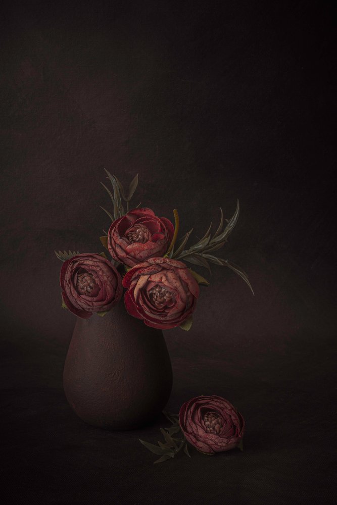 Dunkles Blumenstillleben von Cicek Kiral