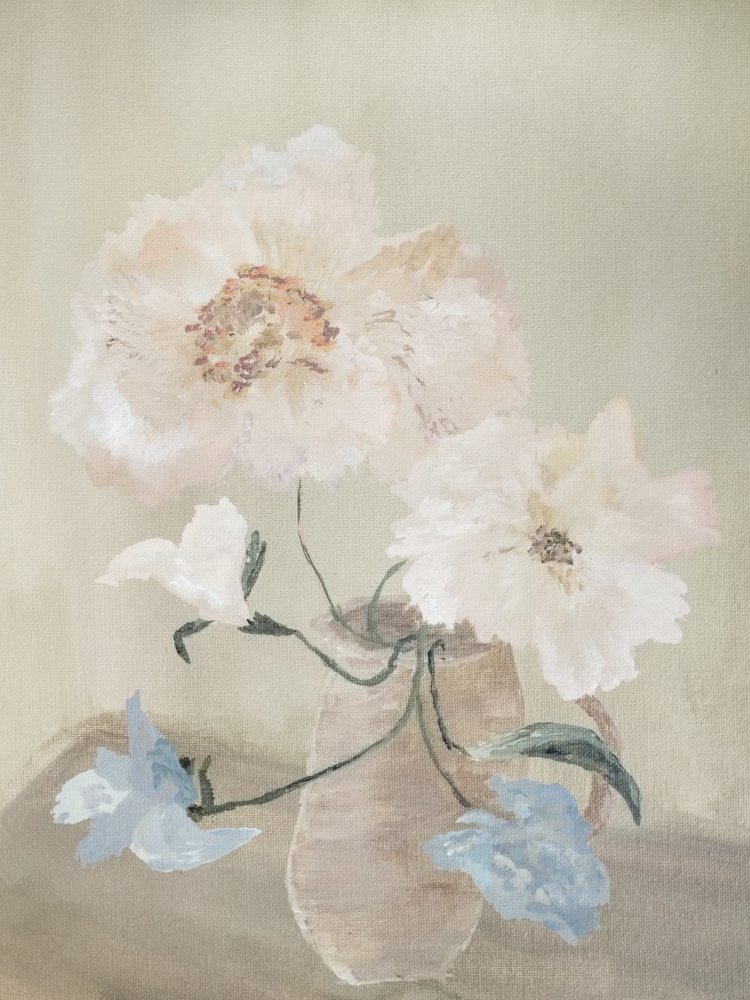 Zartes Blumenstillleben von Emily Tingey