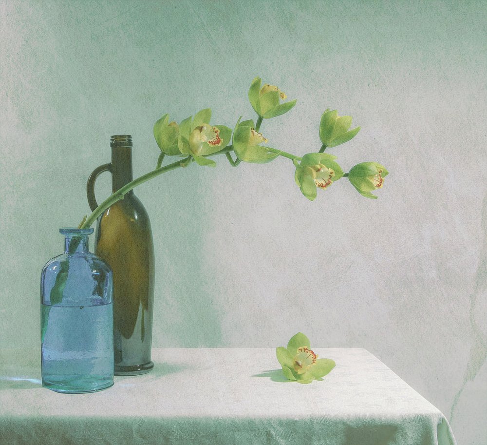 Orchideen und Blaue Flasche von Fangping Zhou