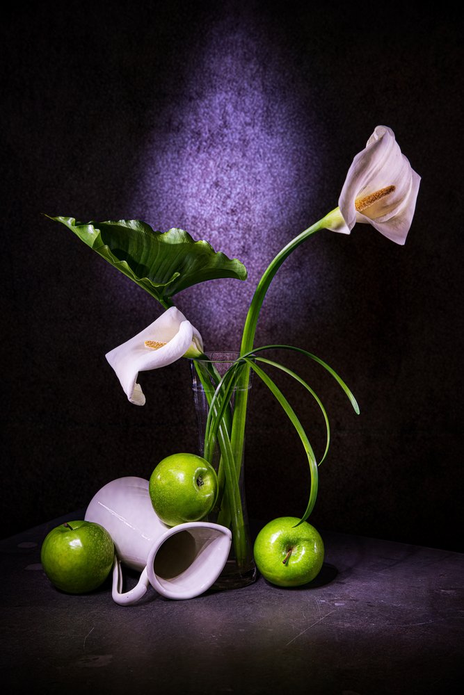 Elegante Calla-Lilien und Grüne Äpfel von Felice Angelino