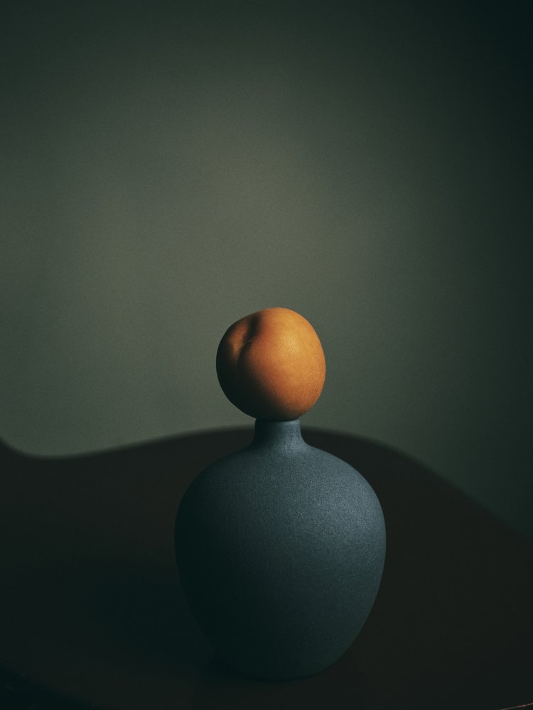 Dunkle Pfirsichvase von FiguraNYC Photography