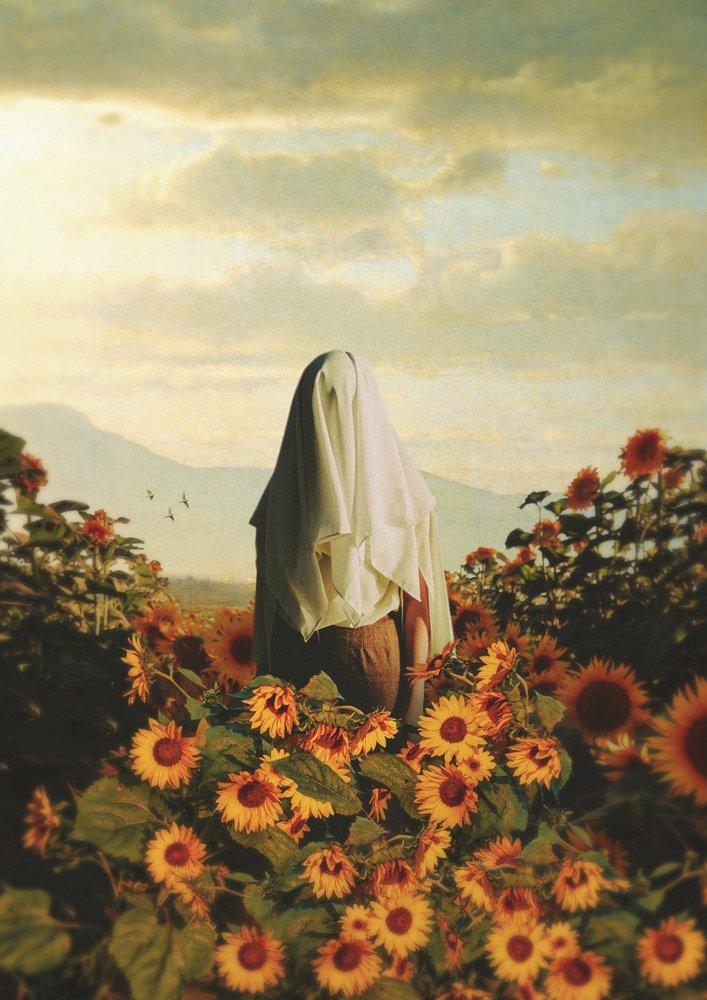 Geheimnisvolle Figur mit Sonnenblumen von Fran Rodríguez
