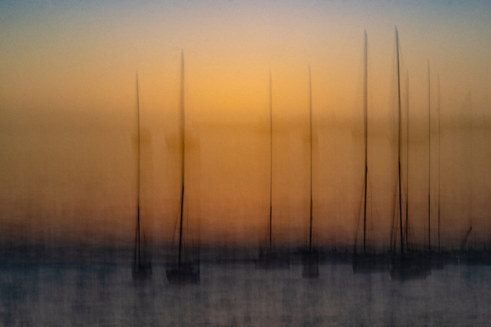 Verschwommene Sonnenuntergangssegelboote von Franco Tessarolo