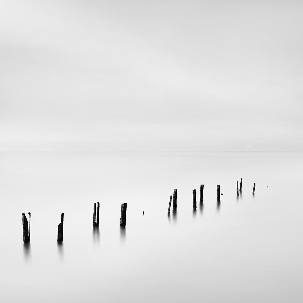 Minimalistische Pfähle Wasser von George Digalakis
