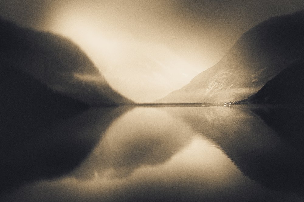 Nebliger Fjord-Reflexion von Gustav Davidsson